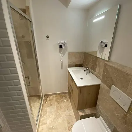 L'arche De *
